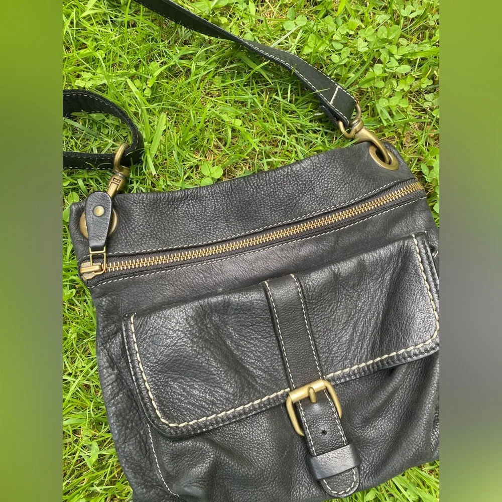 ROOTS crossbody tribe leather buckle front purse black - Picture 2 of 8